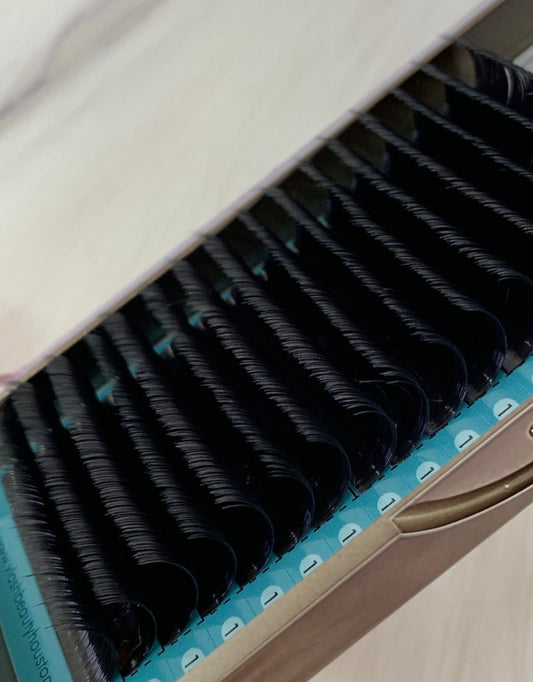 Flat lash extensions with split tips for better retention and soft texture