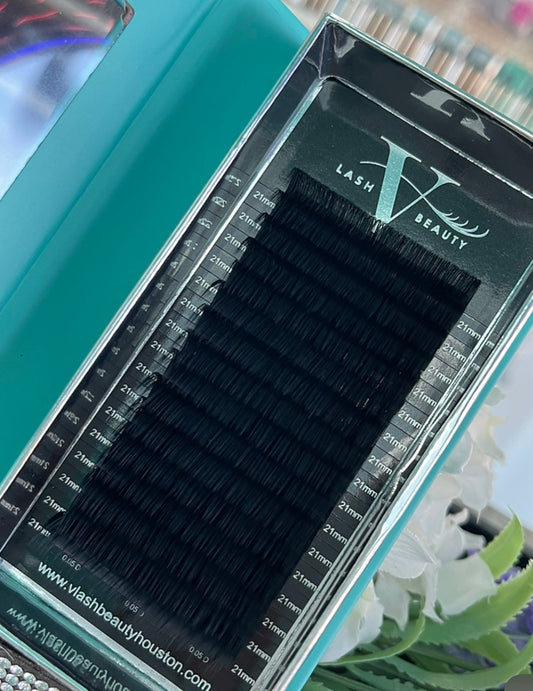 Matte black cashmere lash extensions – soft, easy to fan fibers