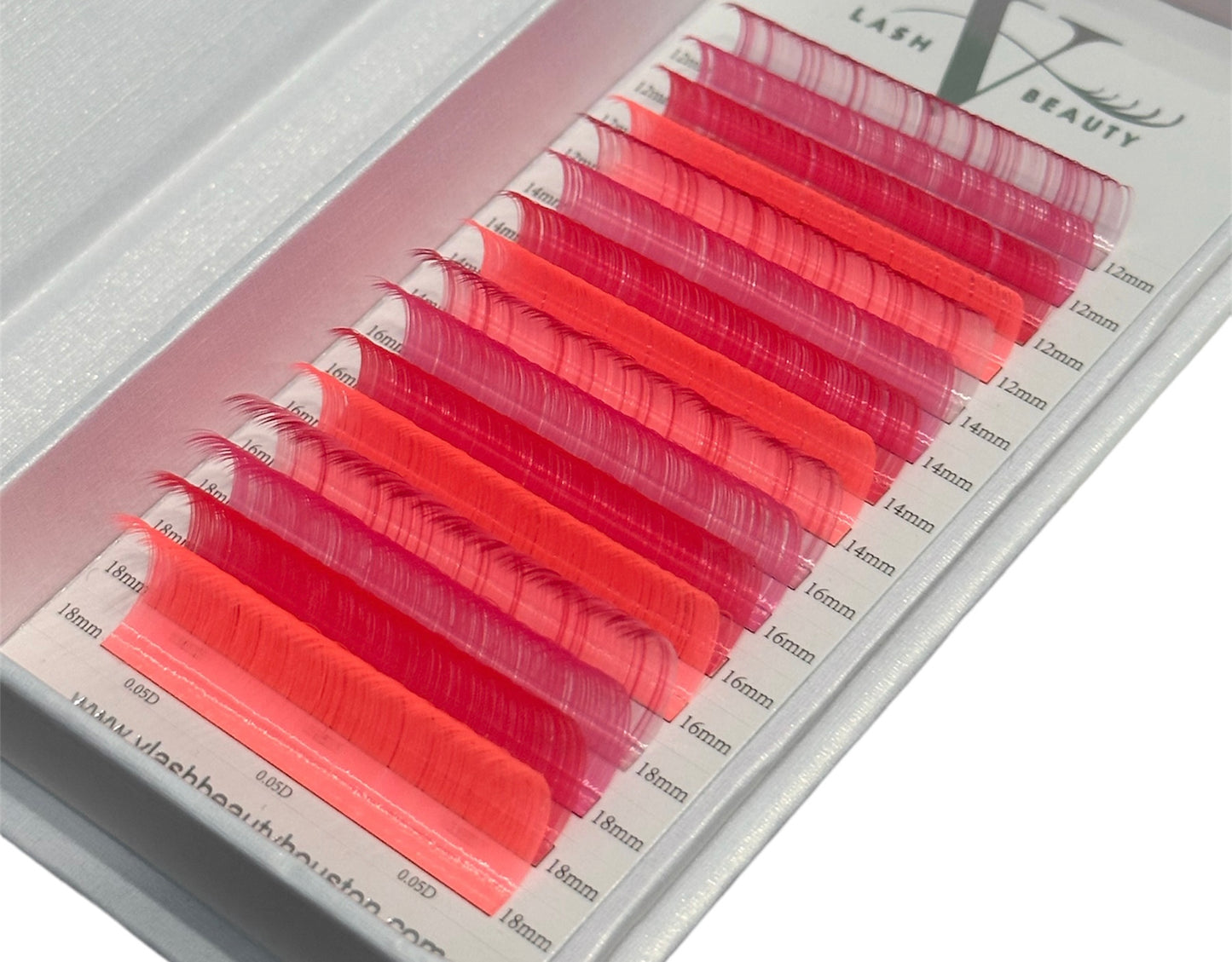 Pink Volume Lash Extensions – Bold Colored Lashes for Eye Accents
