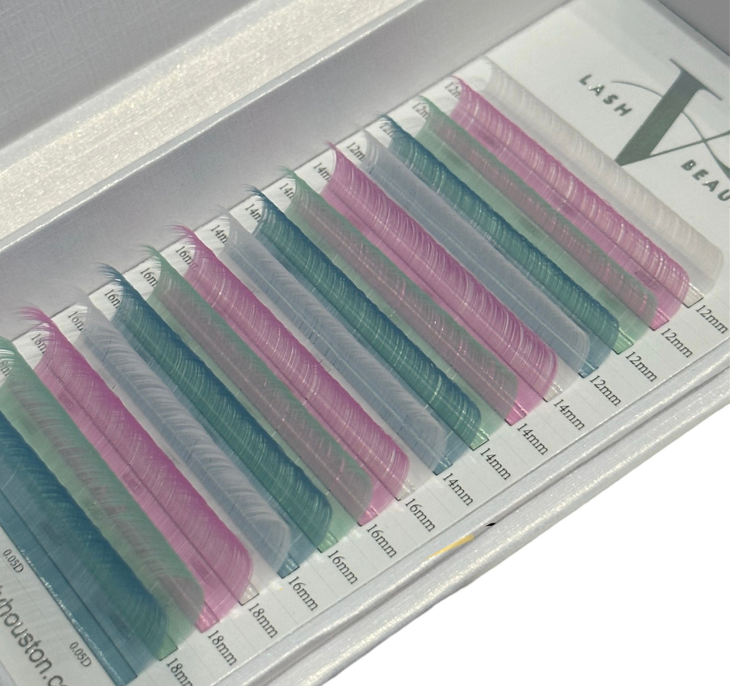 Colored volume lashes for creative lash sets – perfect for lash artists