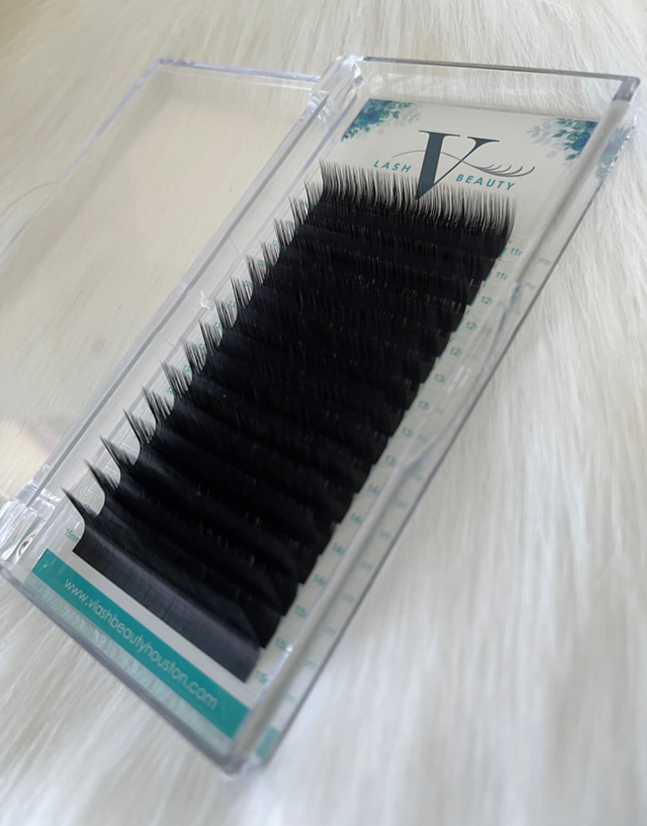 Specialty Lash Extensions – L Curl Eyelash Extensions | 16-Line Tray